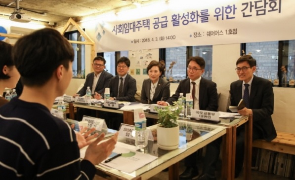 지난 3일 열린 사회임대주택 공급 활성화를 위한 간담회에서 김현미 국토교통부 장관(오른쪽 두번째)이 참석자들의 의견을 듣고 있다. 사진=국토교통부