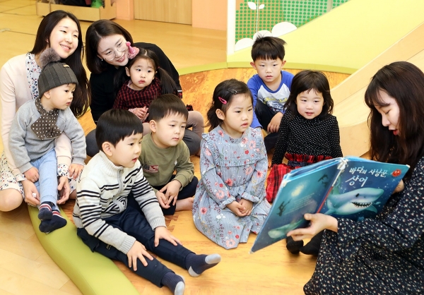 지난 13일 서울 중구 을지로 소재 ‘을지로 푸르니 하나금융 어린이집’에서 원아들이 선생님이 읽어주는 동화책을 듣고 있다. 