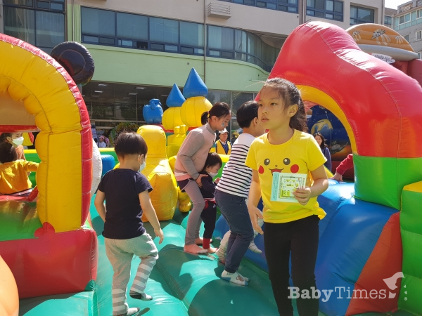 대한교회(담임목사 윤영민)는 21일 서울 양천구 영상고등학교 운동장에서 지역주민을 위한 ‘어린이축제’를 개최했다. 어린이들이 놀이기구에서 즐거운 시간을 보내고 있다.