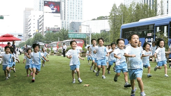 서울 종로구의 '차 없는 날' 행사에 어린이들이 신나게 달리고 있는 모습. 사진=종로구