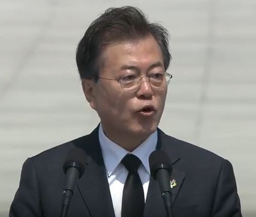 문재인 대통령이 6일 오전 대전 현충원에서 열린 제63회 현충일 추념식에서 추념사를 하고 있다.