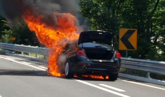 엔진에 불이 난 BMW 차량.