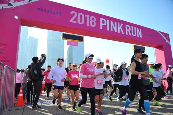 지난 4월 2일 열린 2018 핑크런 마라톤 부산대회 모습. (사진=한국유방건강재단 홈페이지)