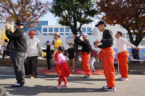 2018 창원거리페스티벌에 참여한 어린이가 창원춤을 추고 있다.