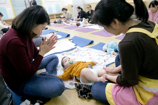 생명보험재단이 27일 개소한 ‘생명숲 Baby & Mom 힐링센터’에서 베이비 마사지 프로그램이 진행되고 있다.  사진=생명보험사회공헌재단