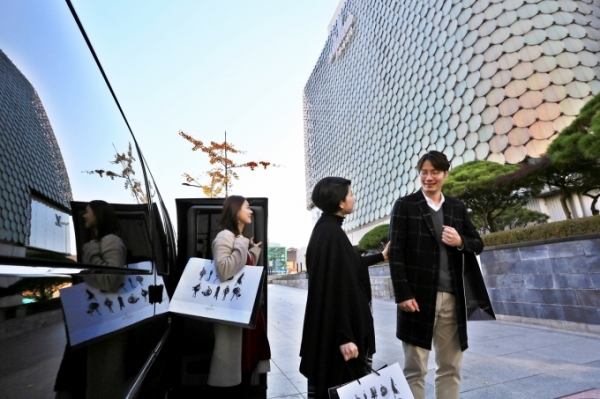 지방 갤러리아 VIP 고객들이 밴 차량을 타고 서울 갤러리아명품관에 하차하고 있다.사진=갤러리아백화점