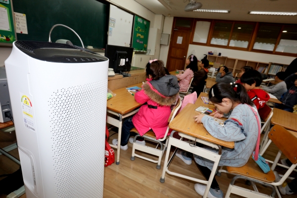 용인시 기흥구 동백동 동백초등학교의 한 교실에 설치된 공기청정기.(사진제공=용인시)
