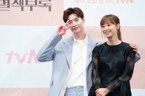 배우 이종석(왼쪽)과 이나영(사진제공=tvN)