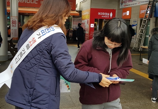 롯데제과는 지난 1일 한국도로공사 대전충남본부와 협업해 휴게소 6곳에서 귀성길 '졸음방지 껌씹기 캠페인'을 펼쳤다.