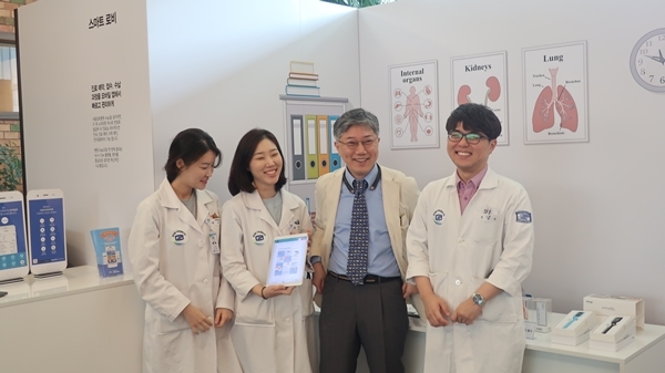 조재형 대표가 서울성모병원에 차려진 스마트병원체험관에서 아이쿱 제품을 시연하고 있다.