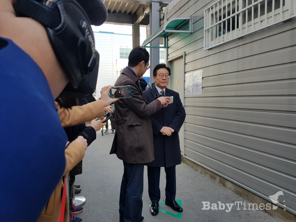 이재명 경기도지사가 14일 오후 ‘친형 강제입원’ 혐의에 대한 법원의 첫 심리에 출석하고 있다.