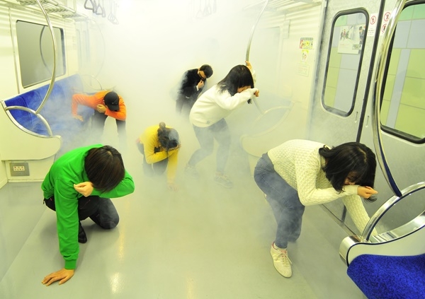 지하철 탈출 체헙을 하고 있는 참가자들 모습.