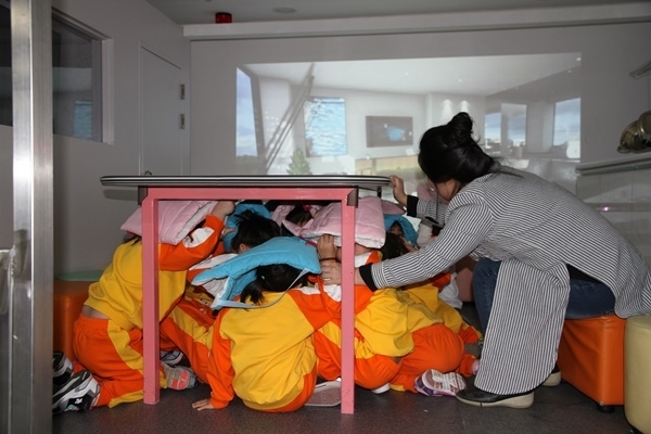 광나루안전체험관에서 선생님과 아이들이 지진대피 체험을 하고 있다.(사진=광나루체험관)