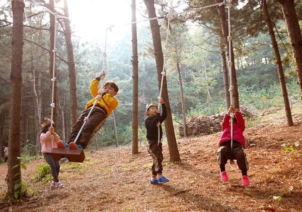 양천 계남공원 유아숲체험장에서 놀고있는 어린이들의 모습. (사진제공=서울시)