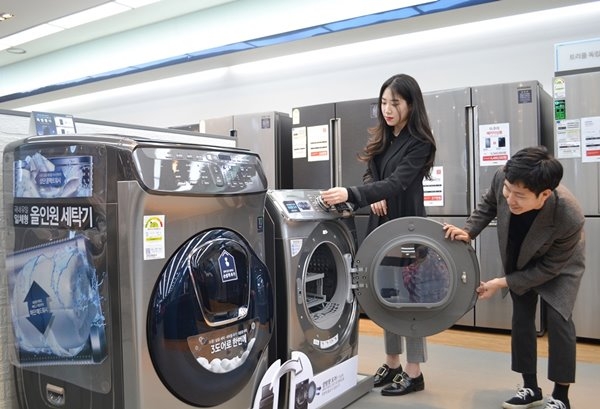 한 고객이 전자랜드 매장에서 세탁기를 살펴보고 있다. (사진제공=전자랜드)
