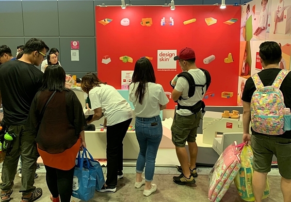 싱가포르에서 열린 슈퍼맘 베이비페어 2019에 참가한 아가방앤컴퍼니의 디자인스킨 체험존이 현지 관람객들에게 호평을 받았다. (사진제공=아가방앤컴퍼니)