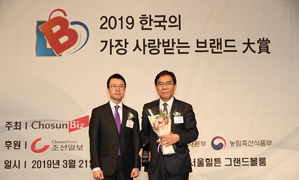일동후디스 심원용 상무이사(오른쪽)가 ‘2019 한국의 가장 사랑받는 브랜드 대상’을 수상한 후 사진 촬영을 하고 있다. (사진제공=일동후디스)