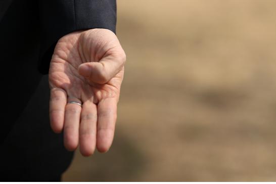 한국사회복지판례연구소 박병철 대표 변호사가 엄지손가락을 구부려 숫자 9를 보이며  “구해줘”라는 의미라고 설명하고 있다.