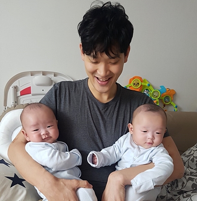 한화그룹 직원이 안식월을 통해 쌍둥이 아기를 돌보고 있다. (사진제공=한화그룹)