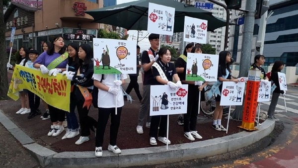 금연실천 피켓을 들고 캠페인을 벌이고 있는 학생들의 모습. (사진제공=보건교사회)