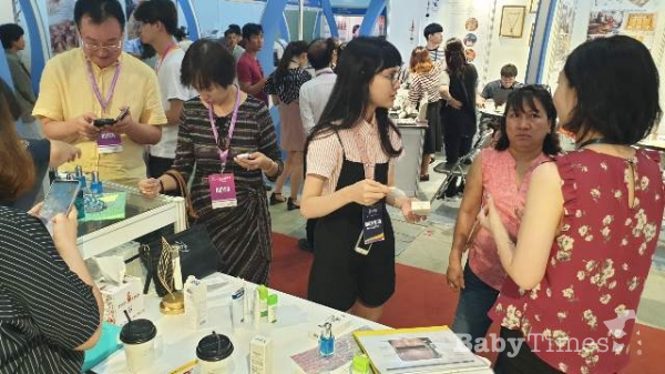 코윈바이오가 지난 30일부터 6월2일까지 베트남 호치민 푸미흥전시장(SECC)에서 열린 ‘2019 베트남 국제 프리미엄 소비재전’에 참가해 현지 관람객들에게 제품을 소개하고 있다. (사진=베이비타임즈)