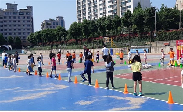 영등포구에 거주하는 소외계층 주민들이 풋살 프로그램에 참여하고 있다.(사진제공=서울시)