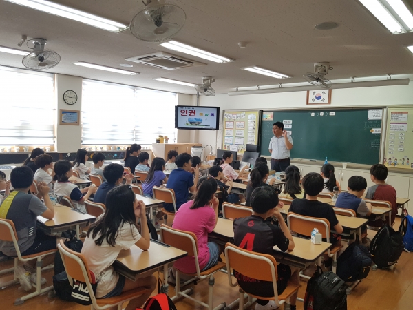 용인시는 3일 동백초 5학년 학생을 대상으로 아동권리 교육을 실시했다.(사진제공=용인시)