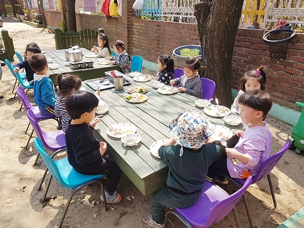 아이들이 야외공간에서 '요리해서 나눠먹기' 수업을 하고 있다. (사진제공=서울시))