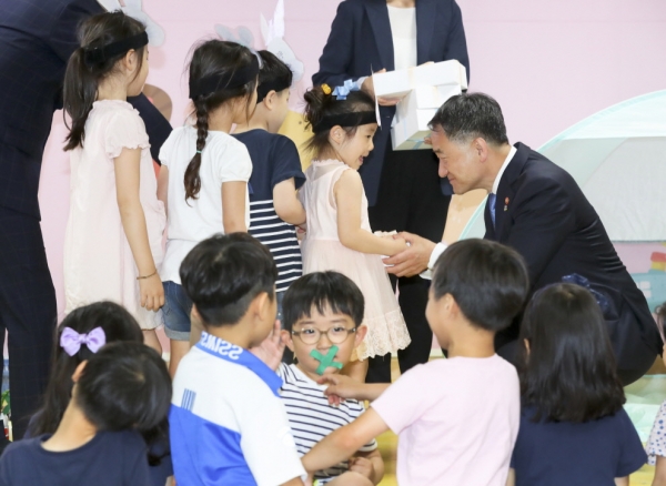 박능후 보건복지부 장관이 2018년 6월 5일 서울 영등포 하나푸르니신길국공립어린이집을 방문해 원아들과 인사를 하고 있다.(사진제공=보건복지부)