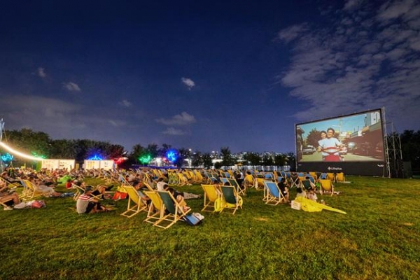한강공원에서 영화를 보고있는 시민들의 모습. (사진제공=서울시)