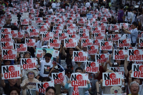 지난 10일 700여개 단체로 구성된 ‘아베규탄 시민행동’은 종로구 옛 일본대사관 앞에서 ‘아베 규탄 4차 촛불 문화제’를 열었다. (사진=아베규탄 시민행동)