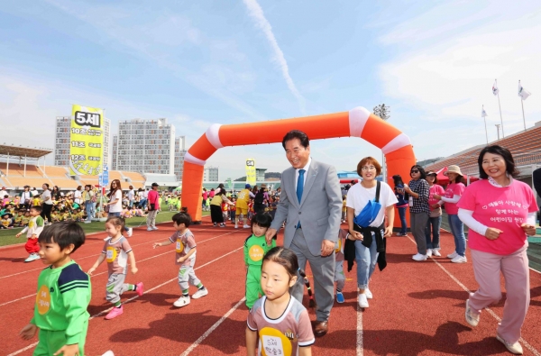 백군기 용인시장이 25일 마라톤대회에 참가한 어린이들을 응원하고 있다.(사진제공=용인시)