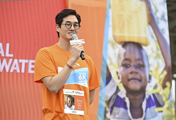 월드비전 홍보대사 배우 유지태가 글로벌 6K 마라톤 행사에서 인사말을 전하고 있다. (사진제공=월드비전)