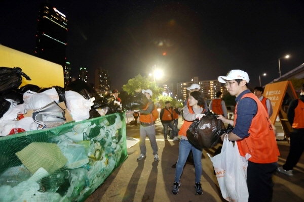 서울세계불꽃축제 종료 후 늦은 시간까지 클린 캠페인을 펼치고 있는 한화그룹 임직원 모습