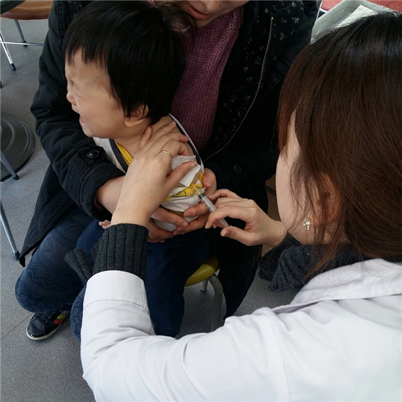 독감예방접종 맞고 있는 어린이.(사진제공=강화군청)