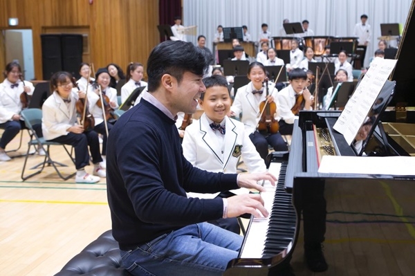 학생들에게 아름다운 피아노 연주를 선보이고 있는 피아니스트 박종화씨의 모습. (사진제공=동서식품)