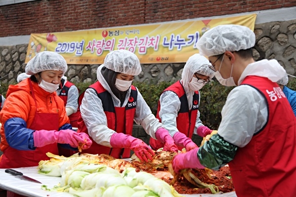 '사랑의 김장김치 나누기' 봉사활동을 하고 있는 농심 임직원들의 모습. (사진제공=농심)