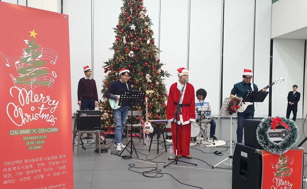 쿠팡 노사협의회와 사내 밴드 동호회 ‘쿠뺀’ 회원들이 쿠팡 잠실오피스 1층 로비에서 지난 23일 미니 콘서트를 진행했다.