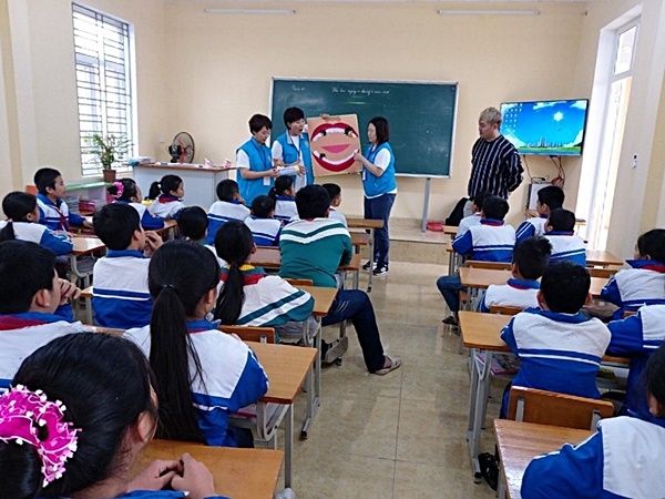 베트남 하이증 소재 초등학교에 학생들에게 '구강교육'을 실시하고 있는 모습. (사진제공=보건교사회)