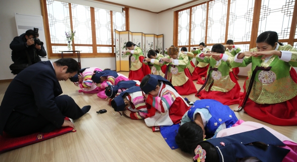 결혼이주여성과 자녀들이 설을 맞아 17일 용인시예절교육관에서 한국의 전통문화를 익히고 가족과 화합을 다지는 체험 행사에 참여하고 있다.(사진=용인시 제공)