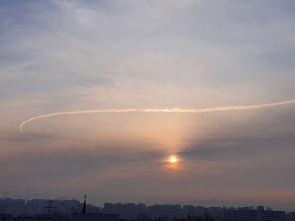 26일 오전 8시 24분 의문의 비행체가 태극 문양을 연상케 하는 곡선 비행궤적을 그리며 비행하는 모습.