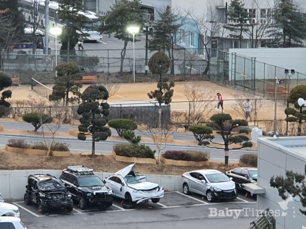 국립과학수사연구원 서울과학수사연구소가 설 명절 연휴 동안 교통사고로 전파되다시피 한 흉물스러운 사고 차량들을 주민들이 훤히 볼 수 있는 야외 주차장에 방치해 지역주민들의 원성을 사고 있다.