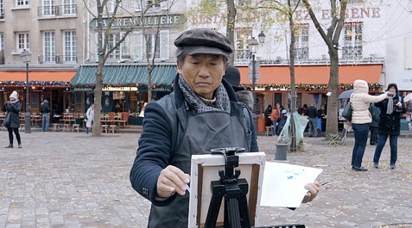 파리에서 몽마르트 풍경을 화폭에 담고 있는 화가 민형식