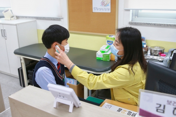 지난 1월 29일 세종시 아름중학교에서 보건교사가 학생의 체온을 확인하고 있다. (사진=세종시교육청)