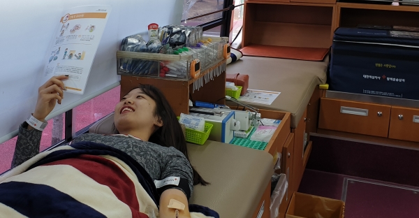 한국보건복지인력개발원 직원이 헌혈행사에 참여하고 있다. (사진 = 한국보건복지인력개발원 제공)