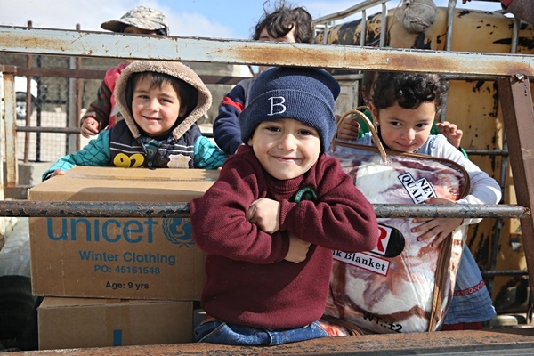 9년째 계속되는 시리아 전쟁 속 어린이들. 무자비한 폭격과 혹독한 겨울의 이중고를 겪고 있는 시리아 어린이들에게 유니세프의 겨울용품이 전달됐다. (사진제공= 유니세프한국위원회)