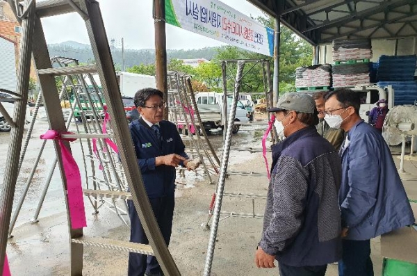김종두 청송농업협동조합장이 사다리 수리 지원사업 현장을 방문해 점검하고 있다. (사진=청송농협 제공)