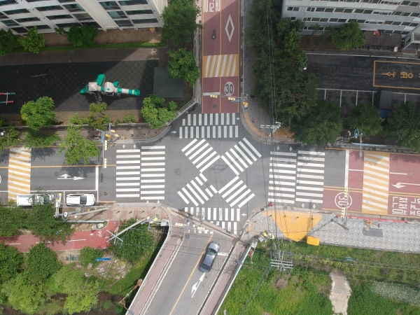 용인시 처인구 용마초교 앞 사거리의 대각선 횡단보도 설치 모습.(사진=용인시 제공)