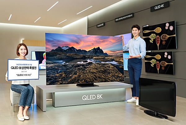 삼성전자 모델이 삼성 디지털프라자 강남본점에서 구형 TV를 반납하고 최신 QLED TV를 구매하면 최대 100만원 상당의 혜택을 받을 수 있는 'QLED 보상판매 특별전'을 소개하고 있다. [사진=삼성전자 제공]