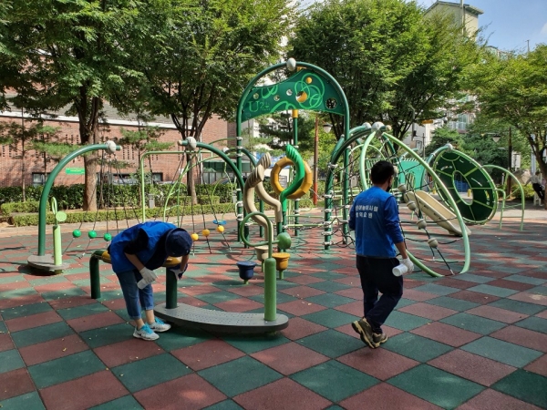 강남구는 감염병 걱정 없이 어린이들이 안전하게 이용할 수 있도록 관내 놀이시설 507곳에 대해 촘촘한 방역활동을 벌인다.(사진=강남구 제공)
